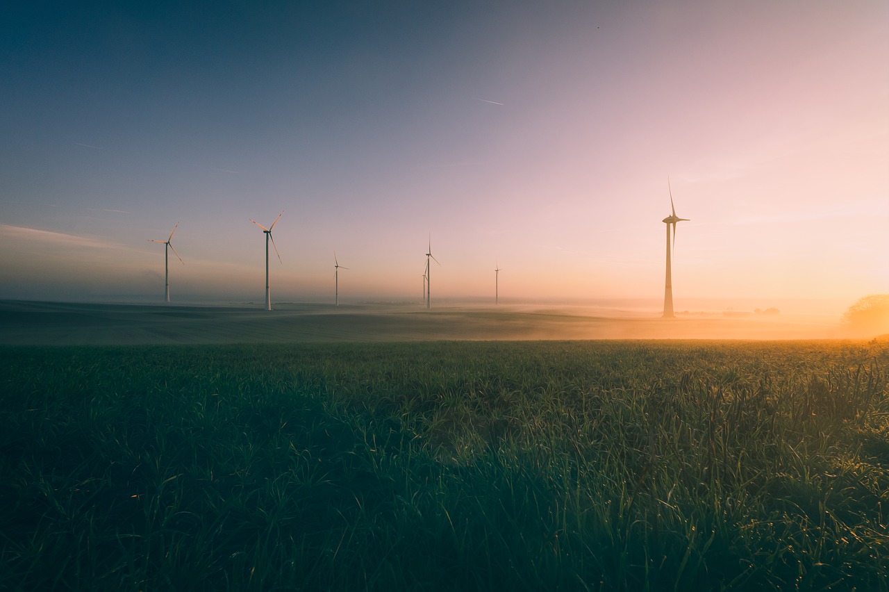 une éolienne construite à proximité d'une maison