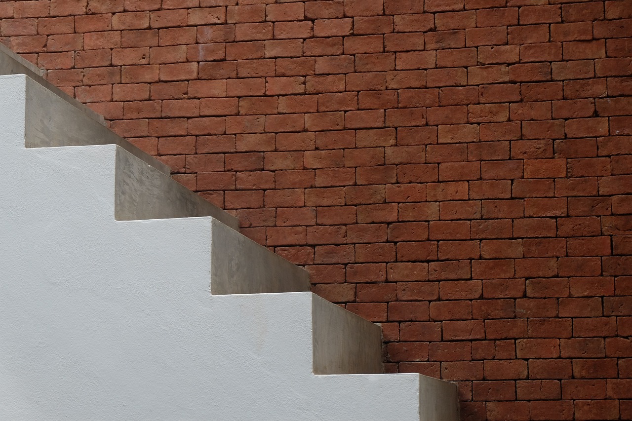 Comment réaliser un escalier en bois : étapes et précautions à prendre