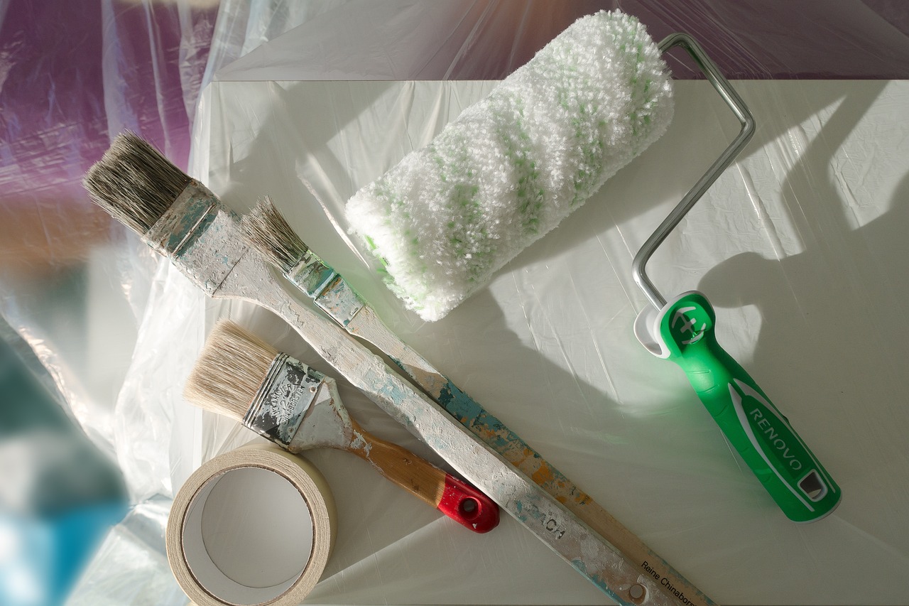Comment préparer les surfaces avant de peindre : nettoyage, ponçage, enduits, etc.